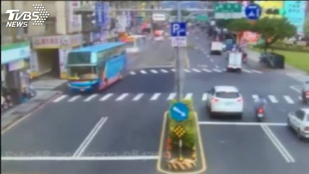 警方事後調閱監視器畫面,肇事的是一輛遊覽車。(圖/TVBS)