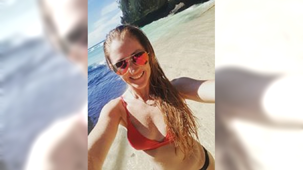 影/比基尼妹徒手餵鯊魚 遭狠咬拖入海險成大餐