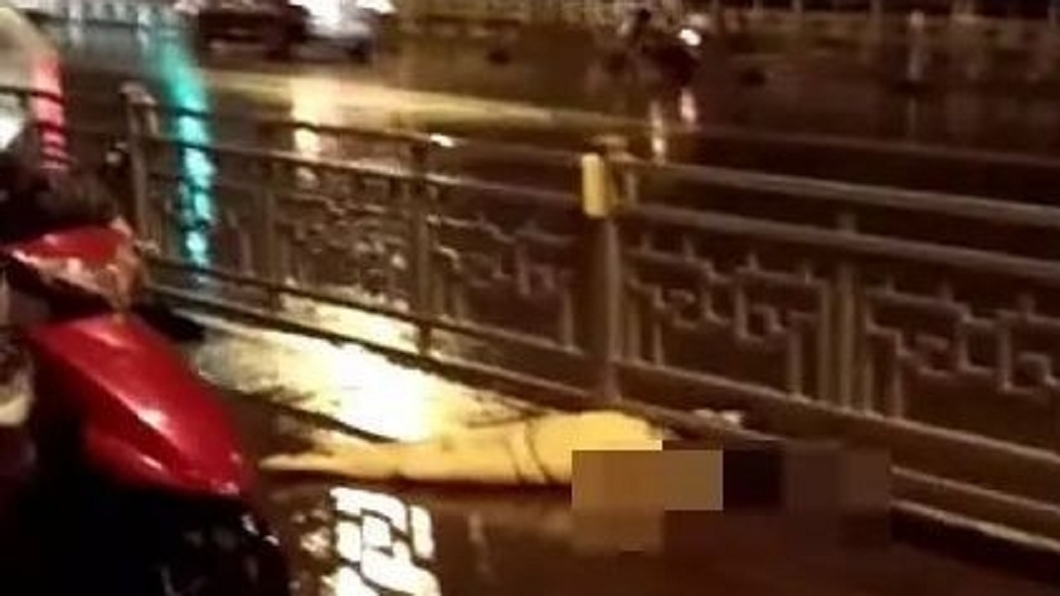 越野車雨夜飆速 婦遭拖行2百公尺斷臂卡護欄慘死