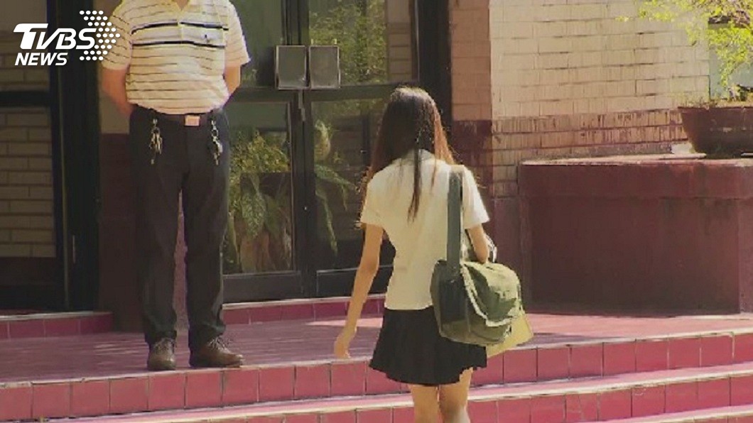 天意!攝影機藏鞋欲偷拍 男還沒拍到被電池炸傷腳