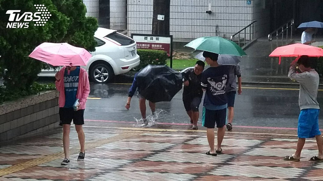 屏東指考遇大雨 不少考生濕身應考
