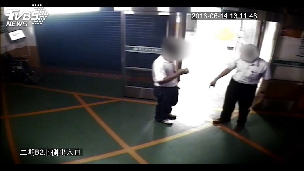 員工發現後對男子進行制止和勸導。(圖/TVBS)