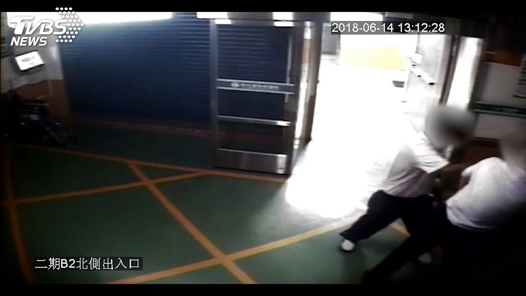 不料男子心生不滿,竟對員工推打還潑灑飲料。(圖/TVBS)