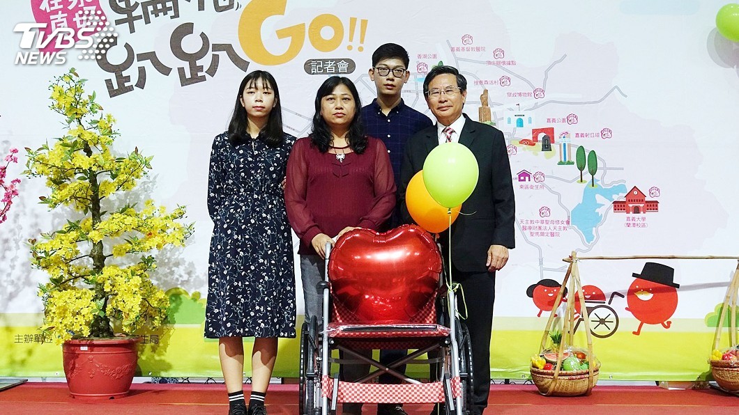 延續大愛！　婦人以已故丈夫名義捐60台輪椅