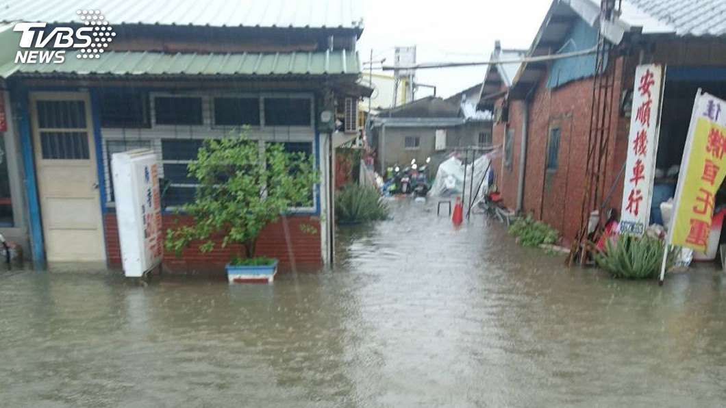 降雨強度驚人! 台南部分地區出現道路積水