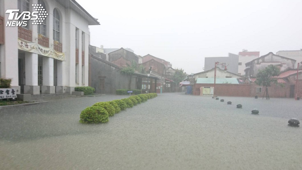 鹿港地勢低窪遇強降雨 公會堂淹水及膝