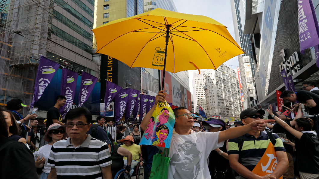 「結束專政 拒港淪陷」 港七一遊行5萬人上街