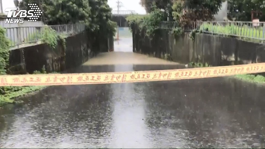 屏東雨不停 部分道路積水掏空封閉警示