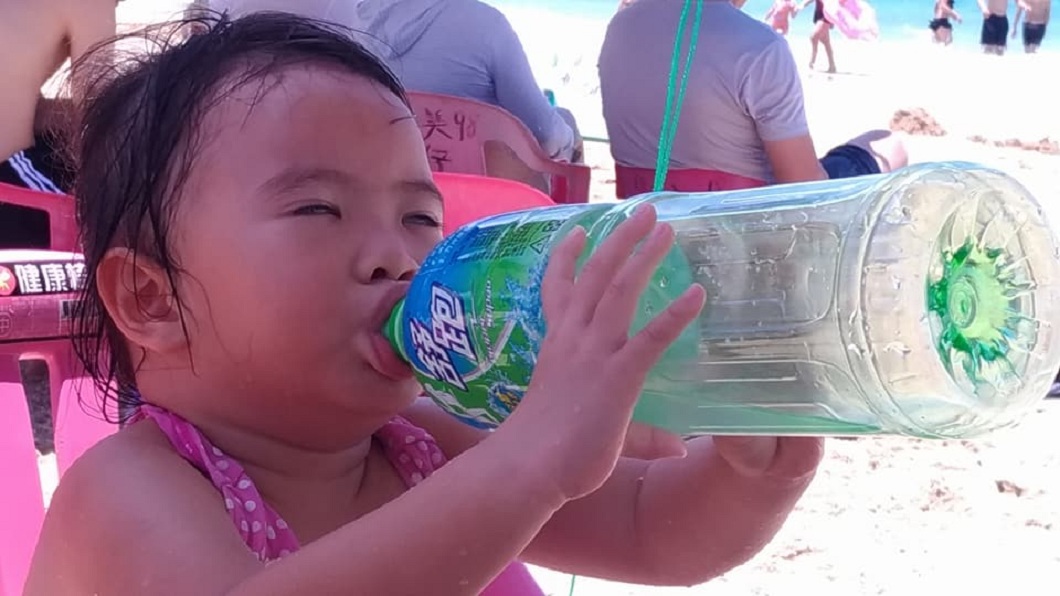 這是小女兒喝飲料時翻白眼的醜態。(圖／翻攝自爆廢公社)