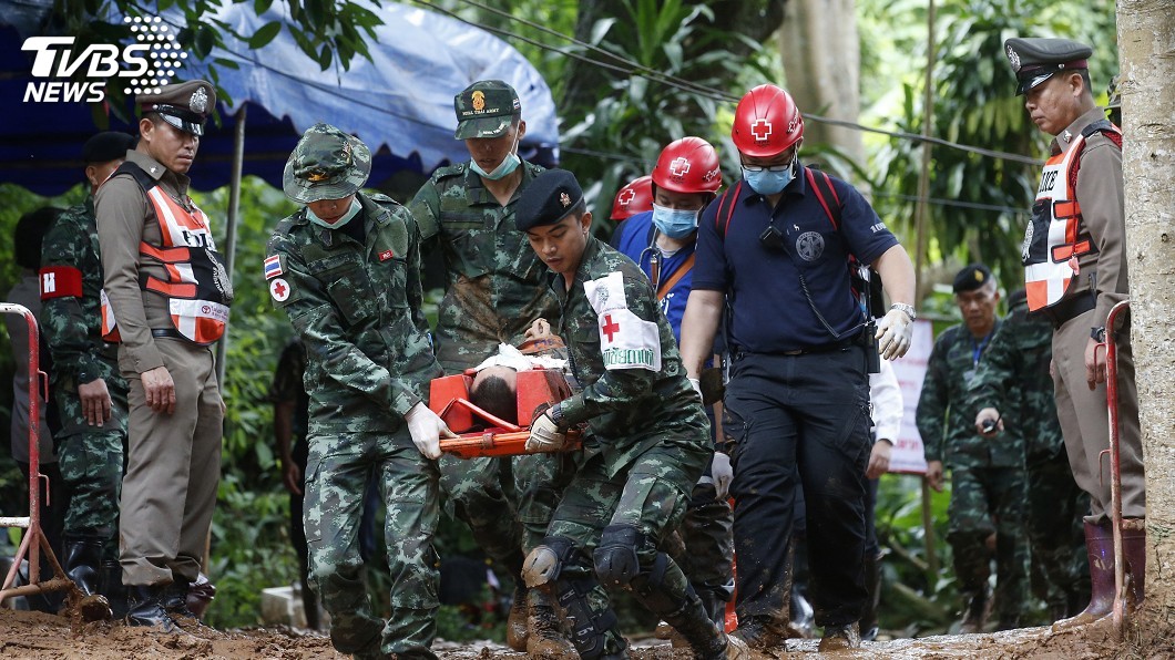 泰國受困13人尋獲 醫師進洞評估健康情況