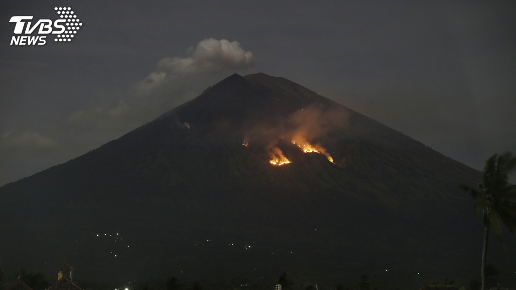 峇里阿貢火山晚間噴發伴隨熔岩 居民急撤