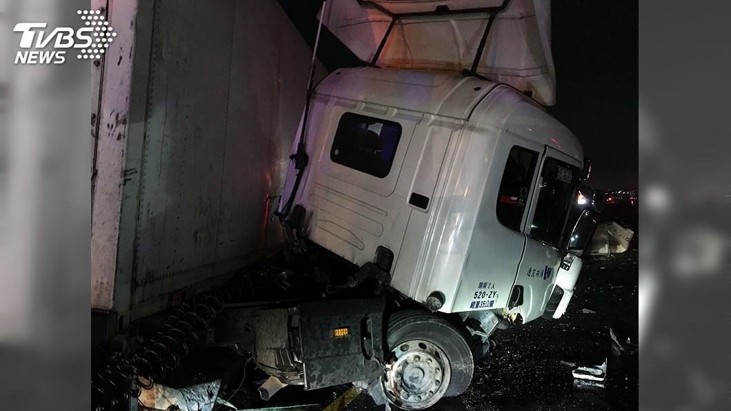 國道車禍8車擦撞4人傷 疑聯結車駕駛打瞌睡