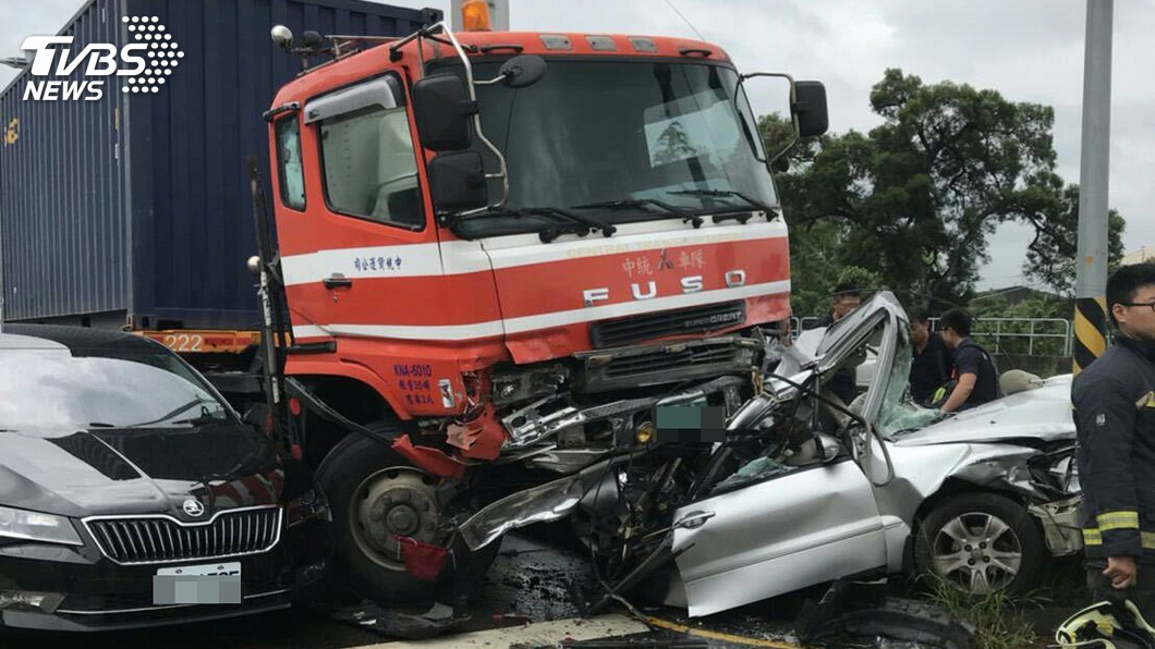曳引車疑煞車失靈追撞 轎車駕駛送醫