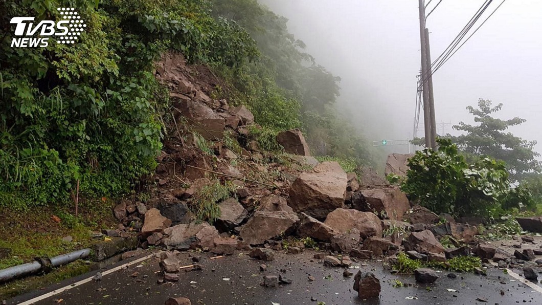 阿里山公路坍方落石中斷 搶修單線通車