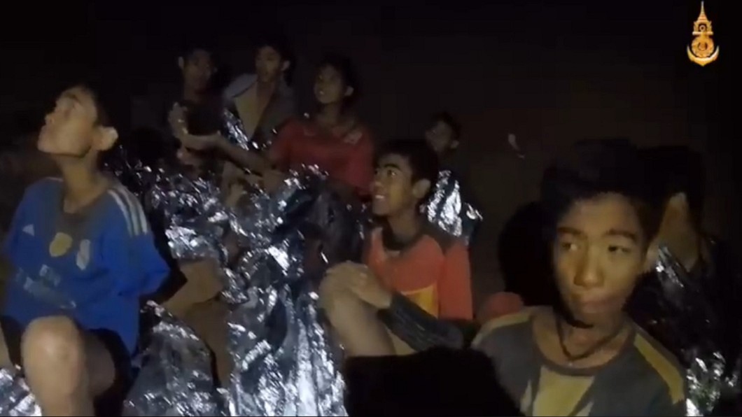 泰受困足球隊新影片曝光 精神奕奕對鏡頭打招呼