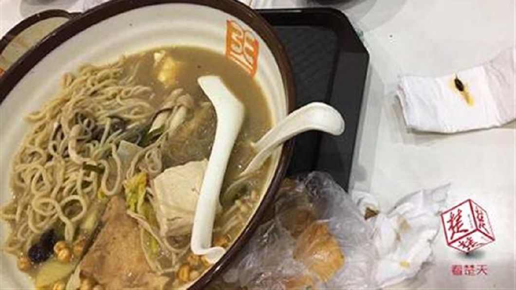 餐廳爽嗑麻辣燙 吃一半出現黑黑的「是小強...」