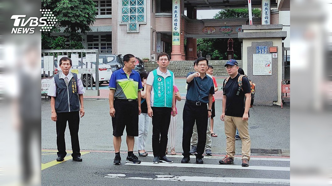 台中西屯國小學童與車爭道 立委協調解決