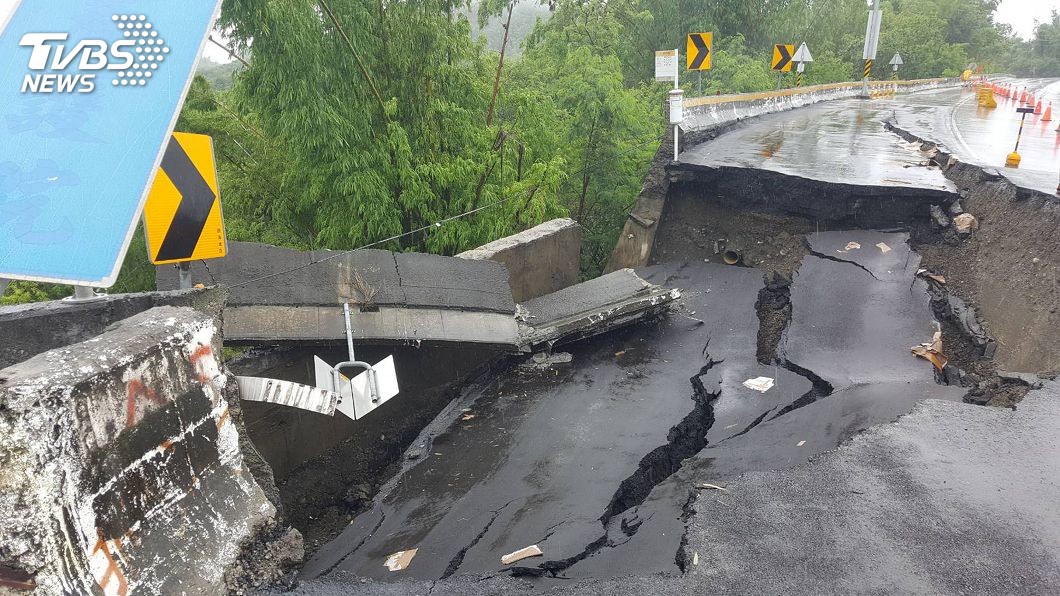 才剛鋪完就崩了　40米柏油路如餅乾般碎裂