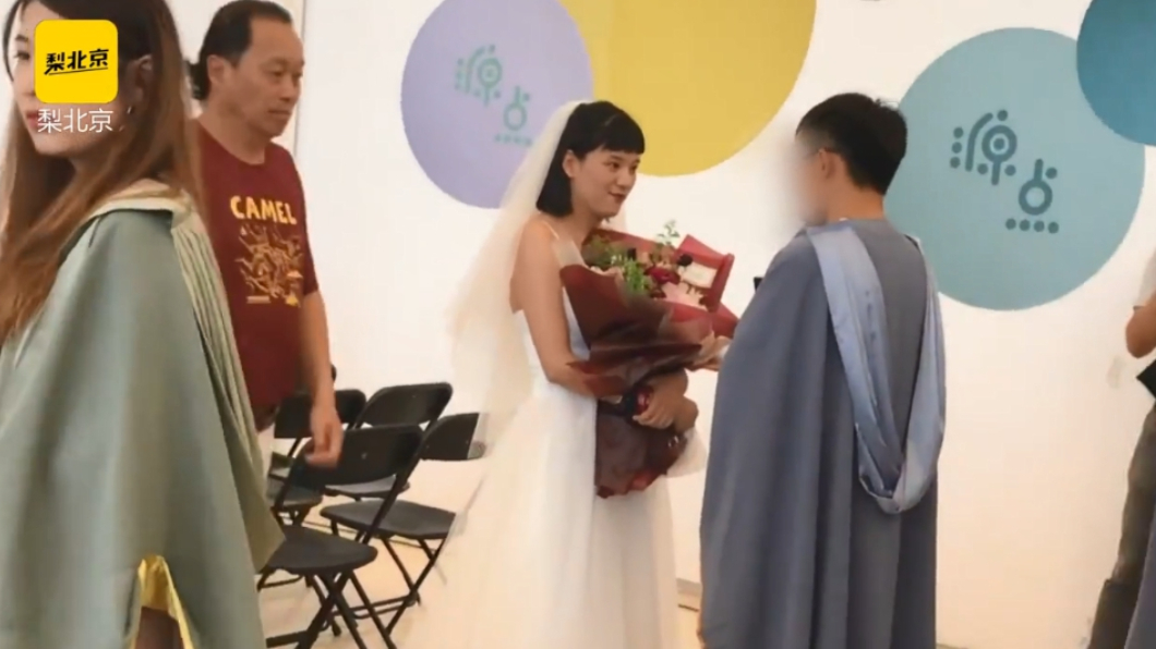 前男友對多多的驚喜,似乎並未感到開心。圖/翻攝自梨視頻