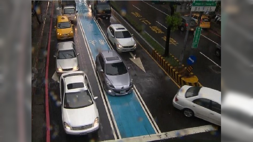 機車專用道超顯眼 民眾:10分鐘5台機車打滑