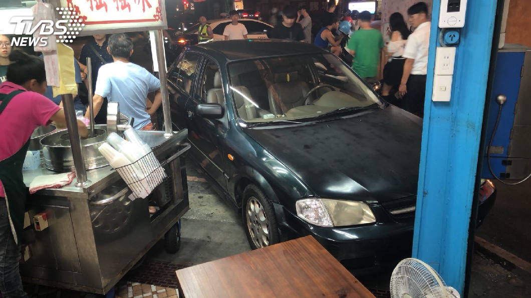 男酒駕衝入東門夜市 冰店門柱慘被撞壞