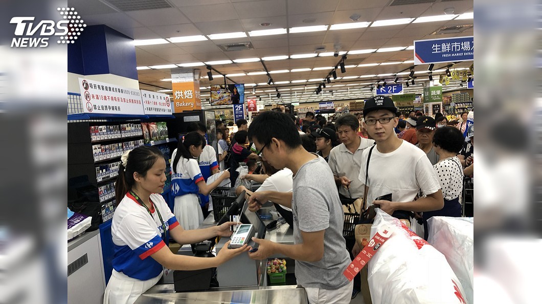 家樂福金門店擠爆 陸客也來買開張業績300萬