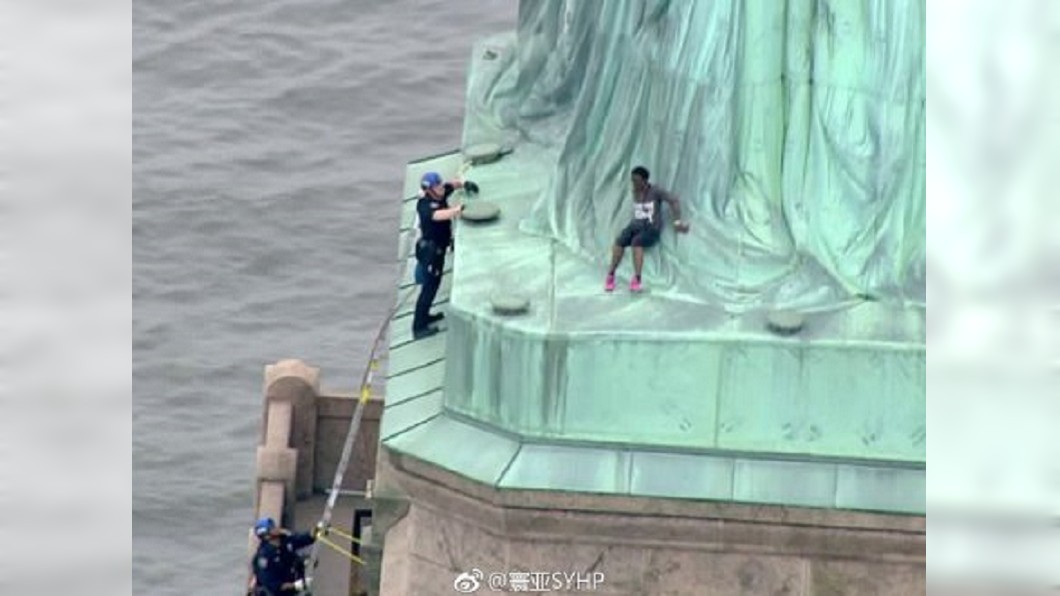 美獨立日 女子爬上自由女神像腳邊抗議
