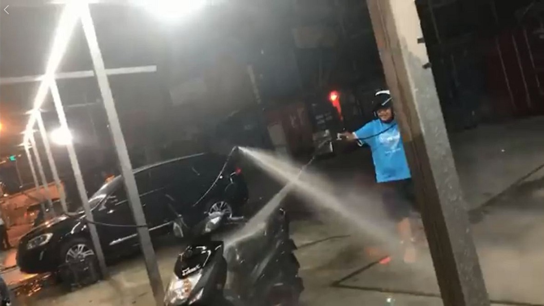 有網友去自助洗車時,竟然遇到水管破洞。(圖/翻攝自爆料公社臉書粉絲團)