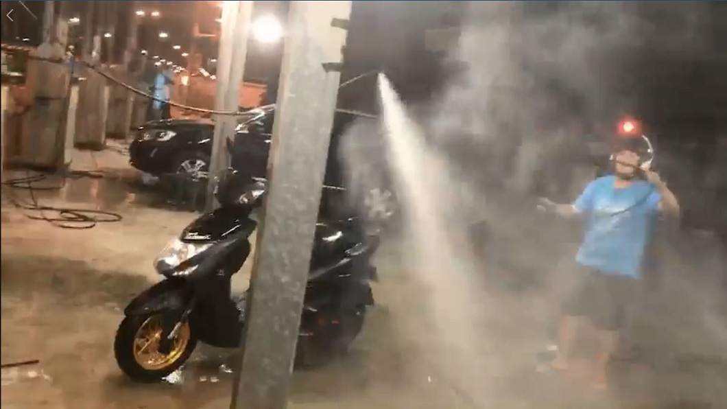 水花不斷噴濺到自己身上,網友洗車兼洗澡。(圖/翻攝自爆料公社臉書粉絲團)
