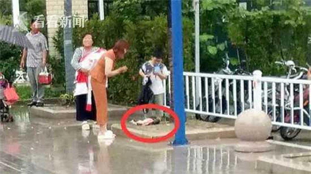 15歲女路邊當街產嬰 外婆狠棄花叢:這孩子不能要