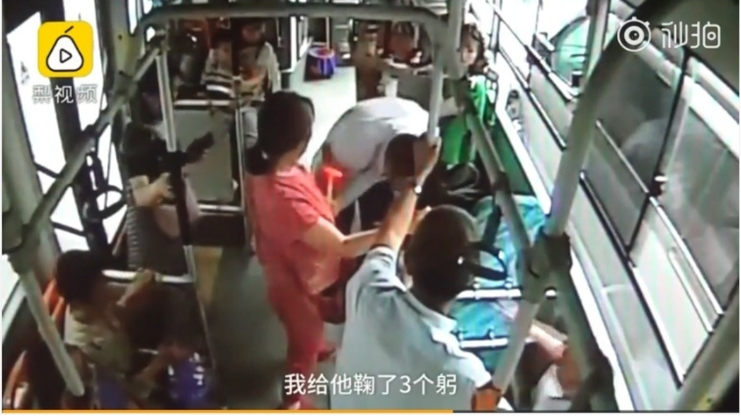 自閉童闖公車被乘客痛罵 司機3次鞠躬求「別罵了」