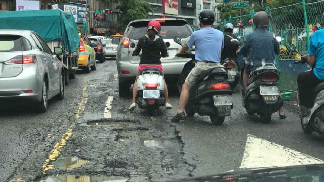 像在開拉力賽！高雄馬路坑洞加積水　民看傻譙翻