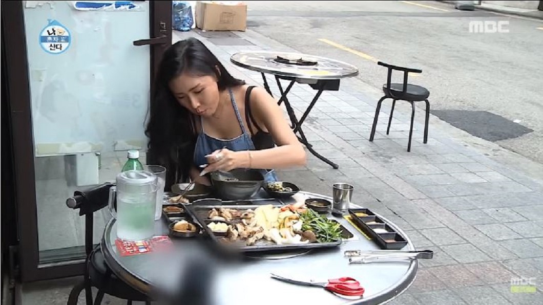 吃相太誘人! 女偶像華莎引爆「烤腸之亂」