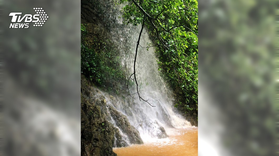大雨不斷 高雄柴山小溪貝塚山凹現瀑布