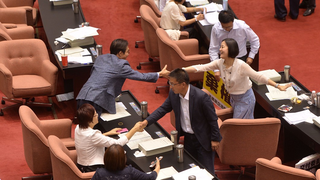 公司法三讀　民進黨團肯定在野黨團悲觀