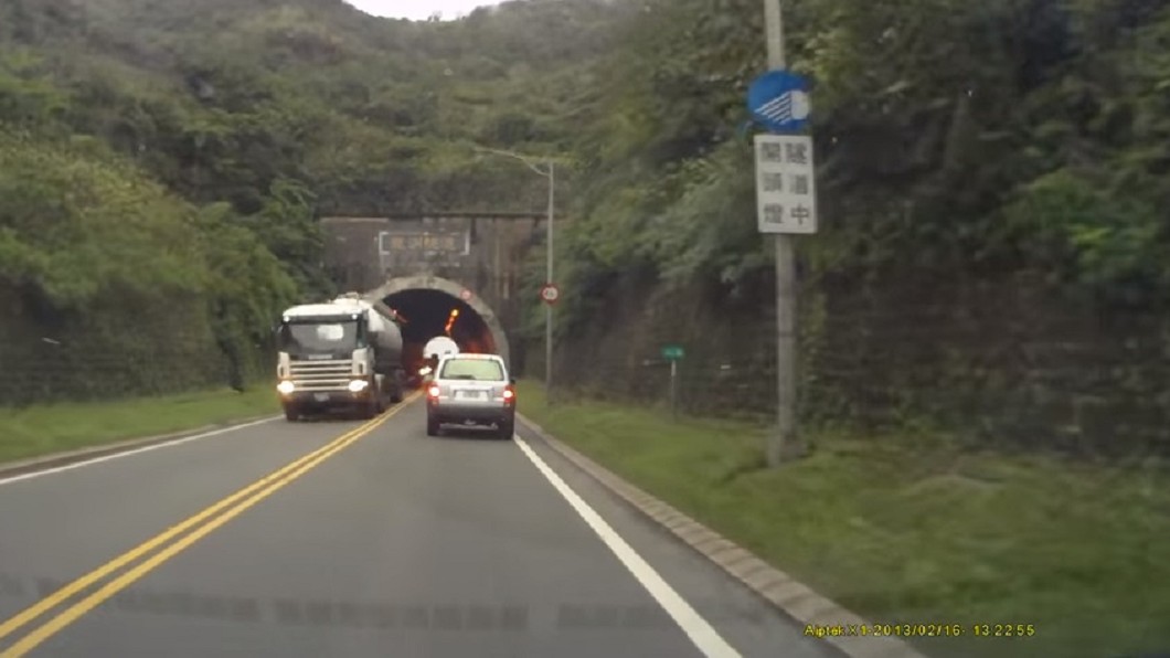 挑釁?對向大車出隧道狂按喇叭 原來是要提醒這件事