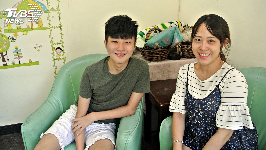 6月才從松山家商畢業的王子仁(左),與台北市明德國中輔導教師黃之盈合影。王子仁平均每天至少花6、7個小時玩線上遊戲,但畢業時拿到校長獎。圖/中央社