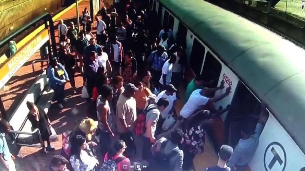 悲!摔倒卡進月台 貧婦哀求:我沒錢…別叫救護車