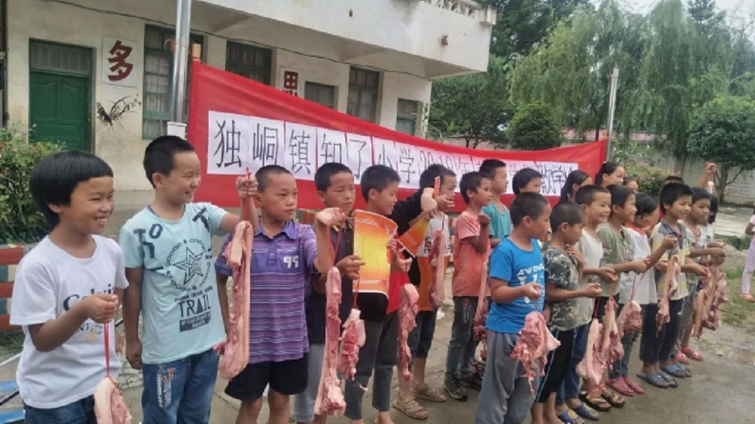 獎狀不夠看!這小學送1.5公斤豬肉獎勵學生
