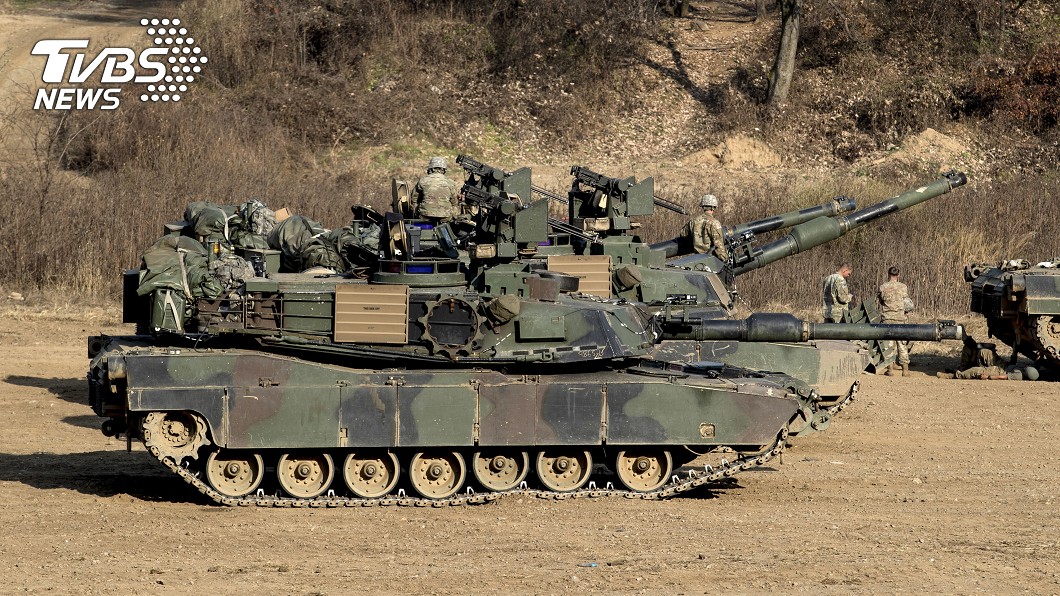 中國軍武專家杜文龍分析,T-80BVM坦克不但比西方援烏的坦克重量更輕,更有機動性和靈活性的優勢。(圖/達志影像美聯社)