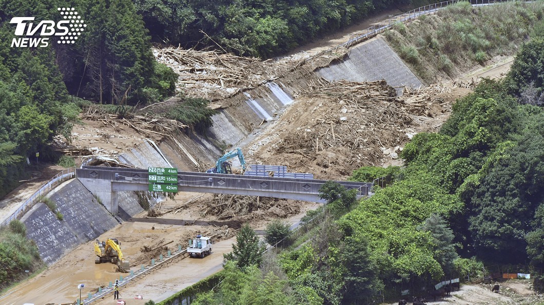 日本奪命雨勢暫緩 當局開挖土石尋人