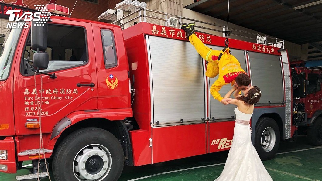 浪漫破表！消防員拍婚紗照　垂降倒吊吻未婚妻