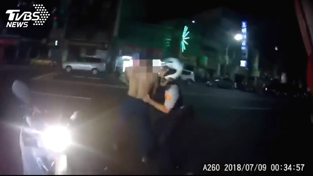 闖紅燈騎士拒檢逃　警攔停遭對方連刺4刀