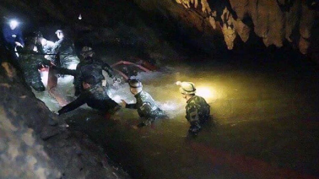 足球少年戴氧氣面罩 鑽38公分通道脫困