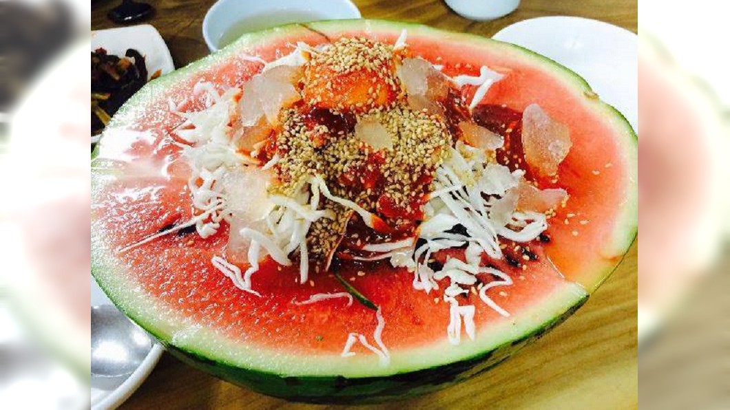 南韓麵店玩創新 夏日推限定西瓜冷麵