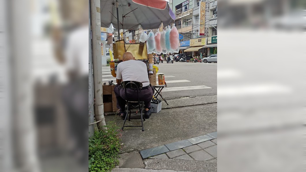 9旬爺賣棉花糖被檢舉…「淚收千元罰單」網友心疼怒轟
