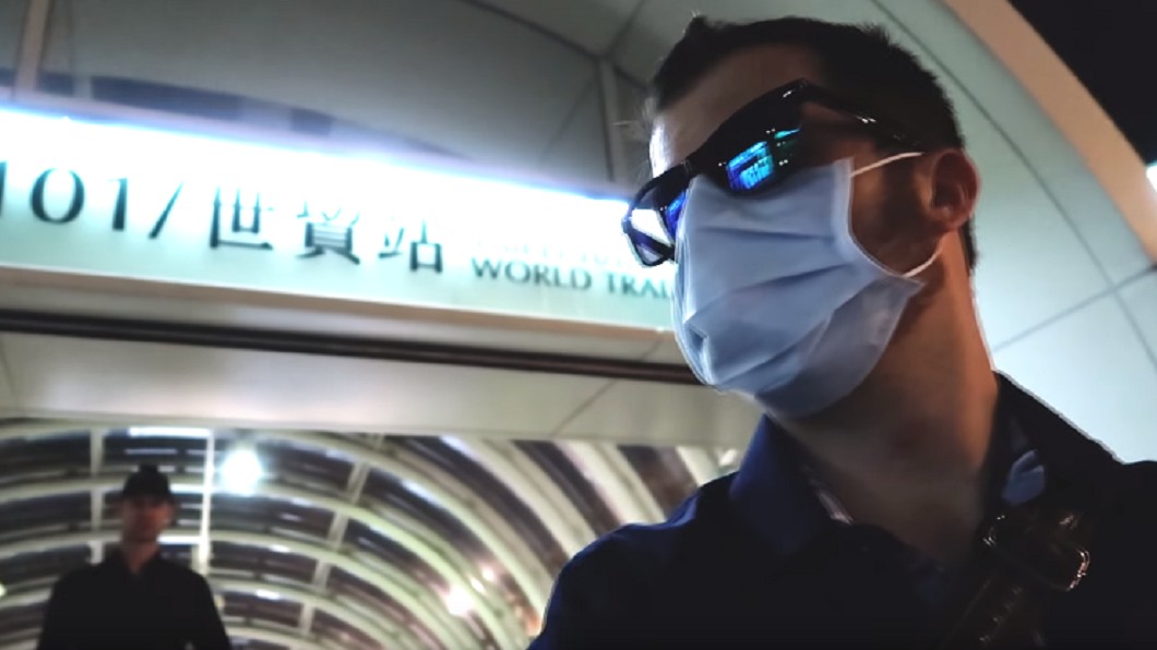 大衛與徒弟兩人還特別戴上墨鏡、口罩喬裝。圖／翻攝YouTube