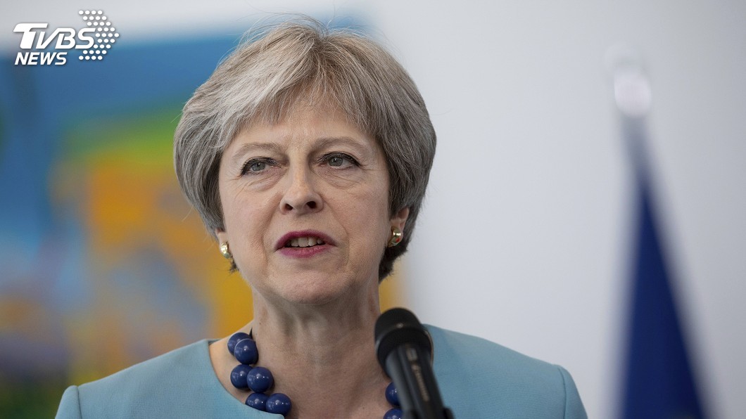 兩名閣員相繼閃辭　英首相梅伊敗選後最大危機