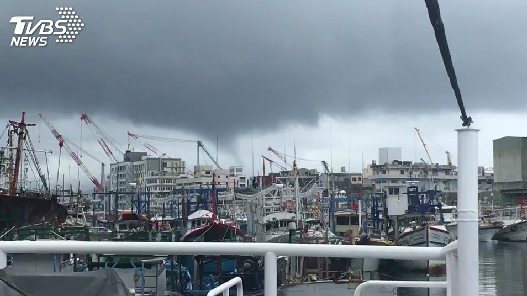 颱風瑪莉亞逼近 基隆驚見水龍捲