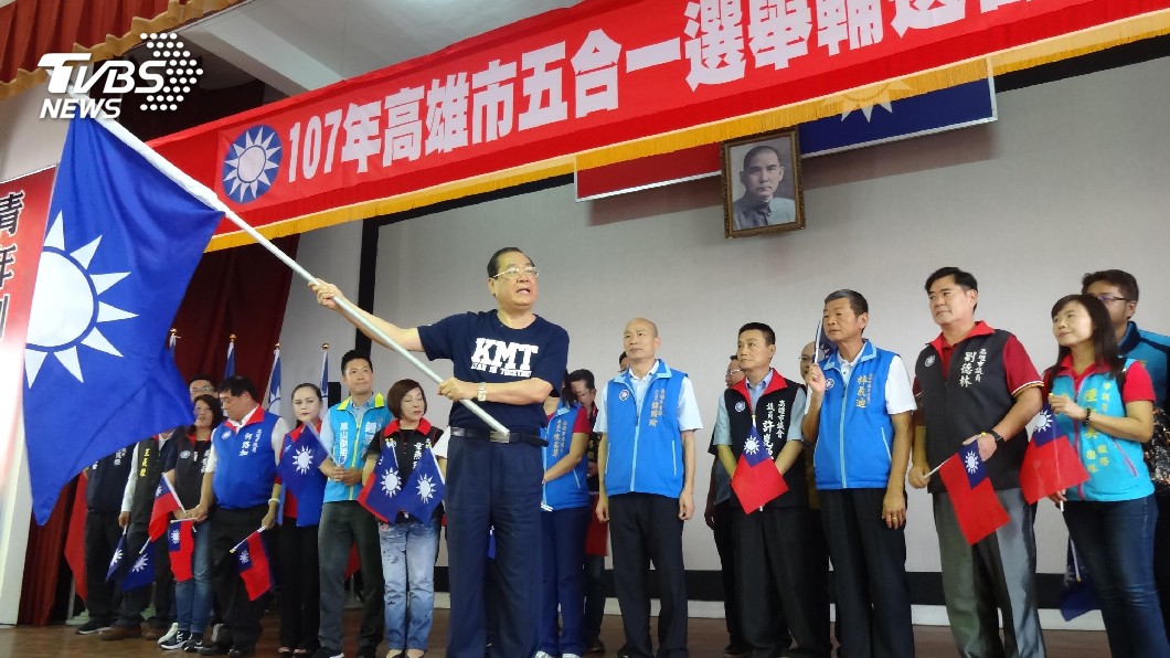 國民黨輔選列車到高雄　曾永權授戰旗